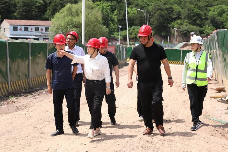 陜西建材科技公司黨委副書記、工會主席姜曉芹一行到黃陵新材公司調(diào)研指導(dǎo)工作